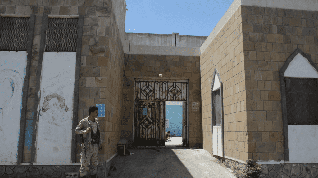 صورة لمدخل جناح النساء في سجن تعز المركزي من فريق التحقيقات
