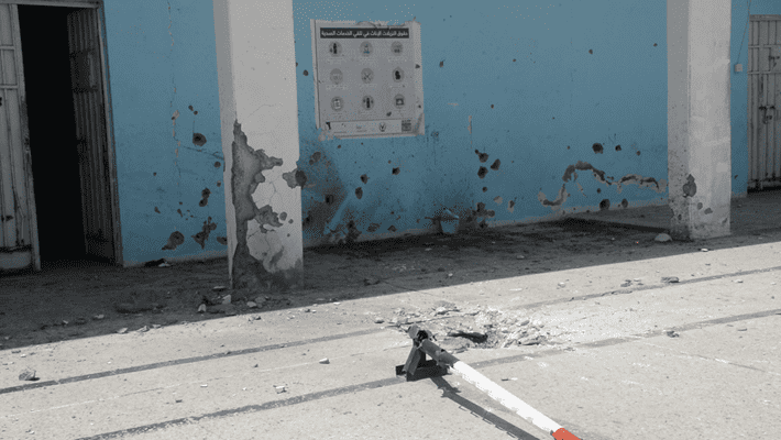 صورة من فريق التحقيقات تظهر مكان سقوط قذيفة الهاون في السجن.