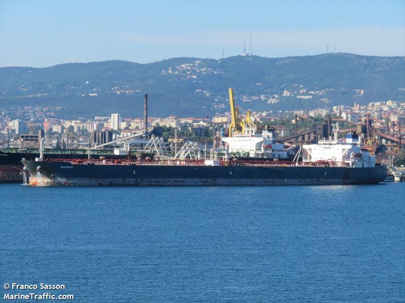 السفينة " SEATRUST " تبحر تحت علم مالطا، ونقلت في سبع رحلات بحرية النفط الخام من ميناء بئر علي، إلى ميناء جبل الظنة (ميناء مغرَّق) في إمارة أبوظبي.